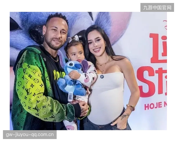 内马尔被捕捉到为老友庆生亲吻其额头，友情戏码引热评
